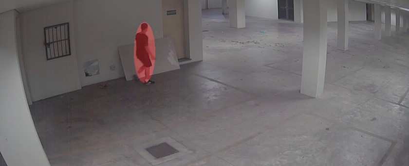 Câmera full color com pessoa detectada e silhueta destacada em vermelho