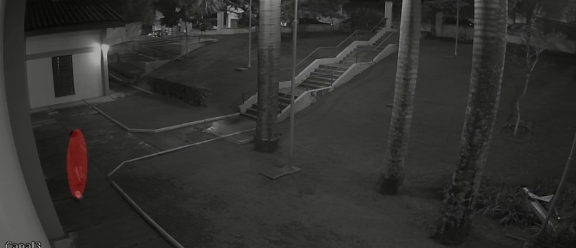 Câmera infravermelha em modo noturno com detecção de pessoa destacada em vermelho